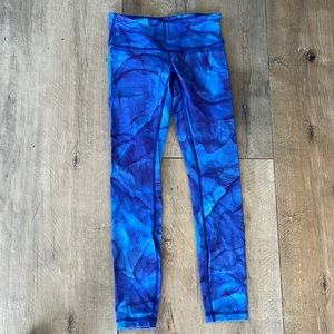 Lululemon wonder under blue printed leggings size 4.